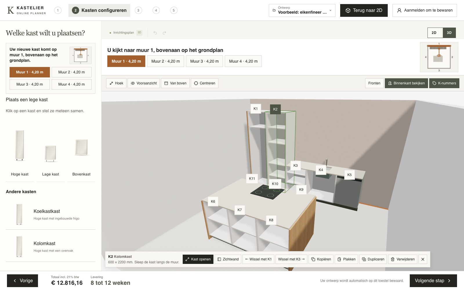 Schermbeeld uit de configurator: een keuken in eikenfineer met kookeiland in 3D, de kolomkast gekozen, onderaan het totaal inclusief 21% btw
