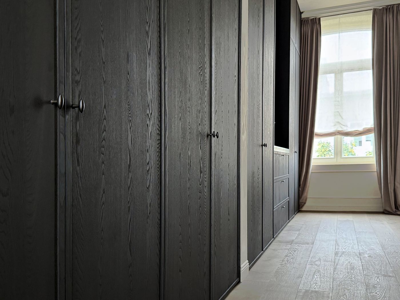 Zwarte eiken kastenwand, maatwerk in Antwerpen
