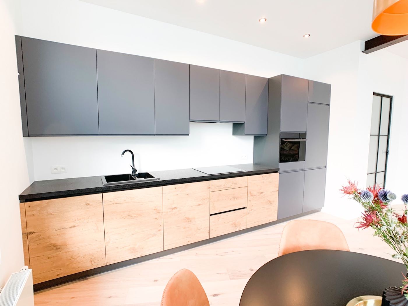 Eik en antraciet, keuken op maat in Antwerpen