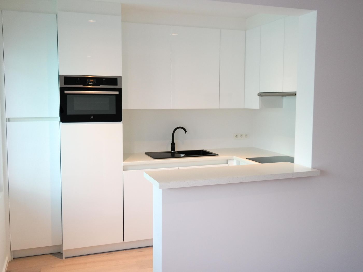 Wit hoogglans met bar, keuken op maat in Antwerpen