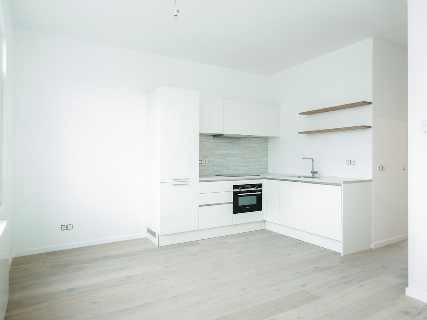 Witte L met eiken schappen, keuken op maat in Antwerpen