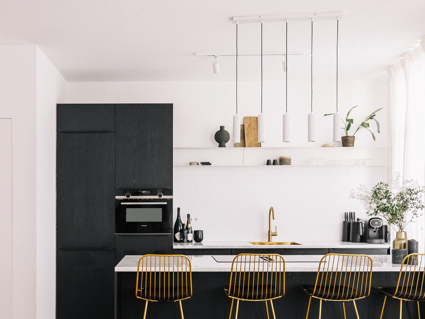 Zwart eiland met messing, keuken op maat in Antwerpen