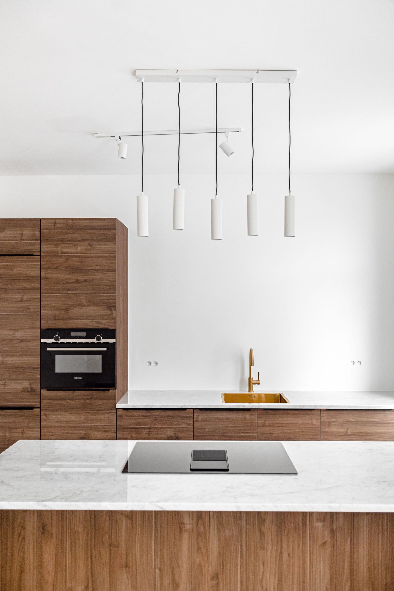 Eiland met kookplaat voor de notelaar kastenwand